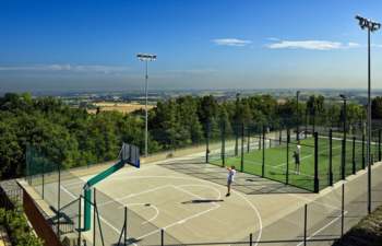 Sportanlage unter anderem mit Tennis-, Basketball- und Squashplätzen