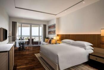 Premium Zimmer mit Kingsize-Bett und Meerblick