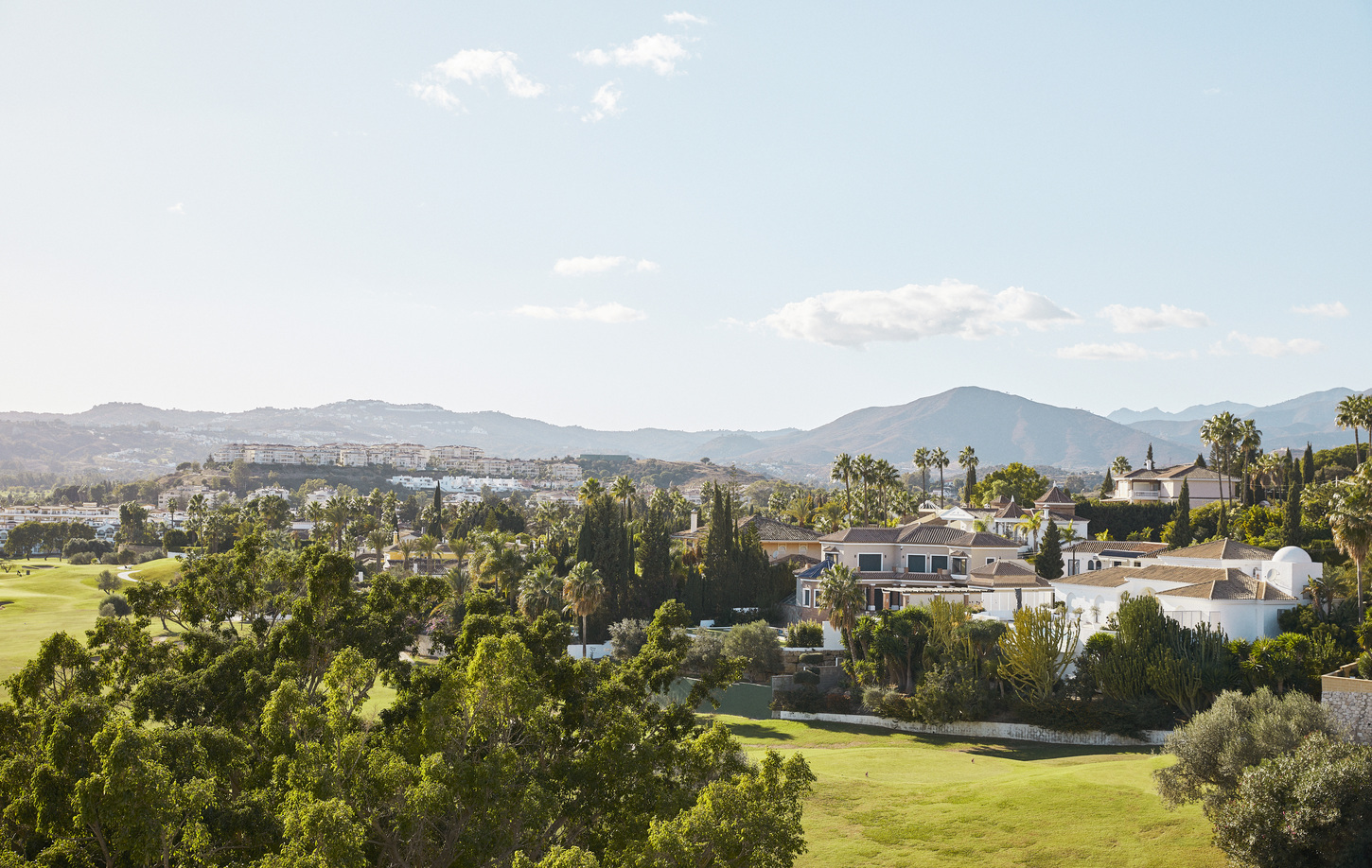 Kingbett Zimmer mit Golfblick