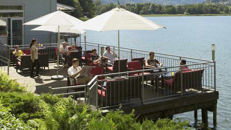 Hauptbar mit Seeterrasse