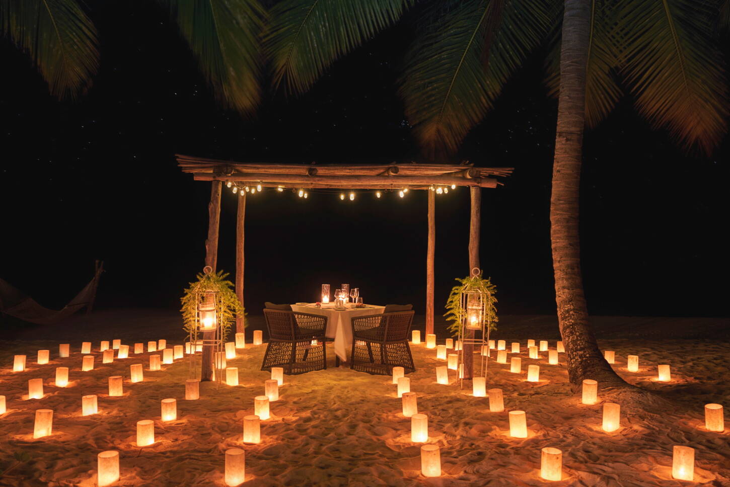 Romantisches Abendessen am Strand